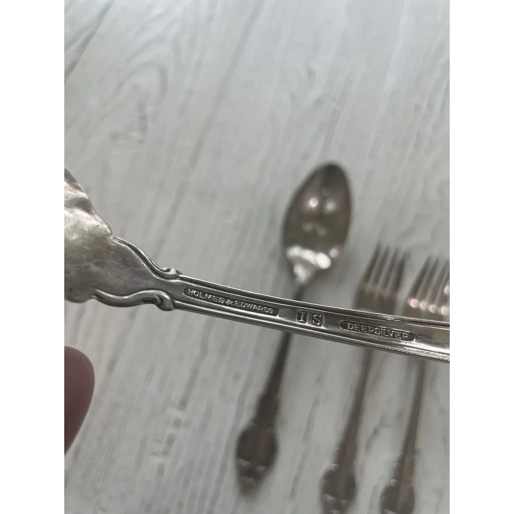 Holmes Edwards SILVER FASHION  Silver Plate Serving Spoons/Dessert Forks‎
